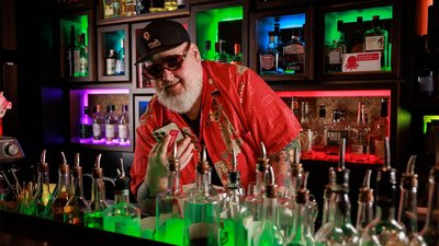 Barkeeper, der OctopusOrder nutzt und wieder mehr Zeit für Cocktails hat